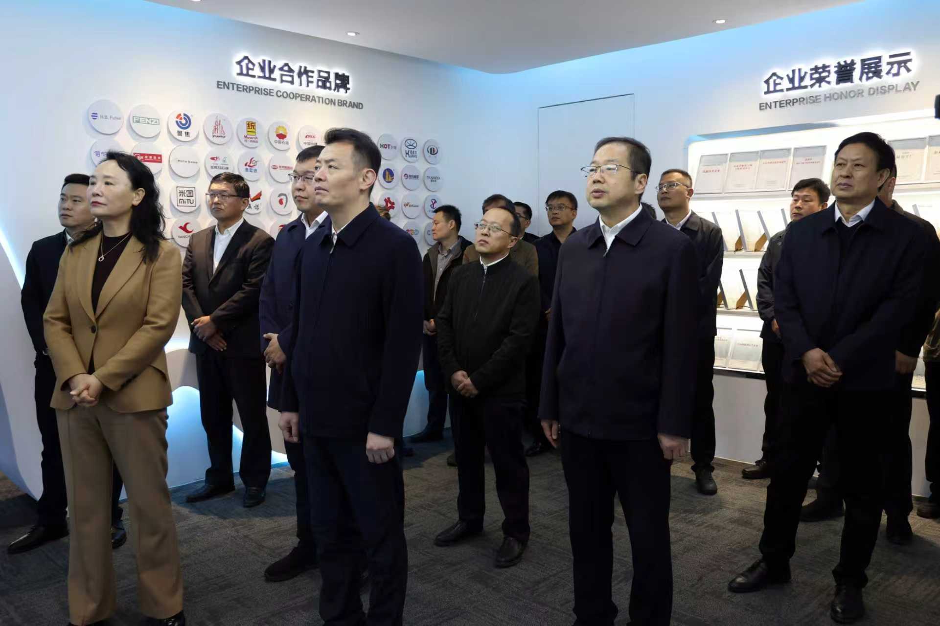 2025年10月28日縣委副書(shū)記、縣長(zhǎng)張小帆，縣政協(xié)主席劉忠亮等到公司調(diào)研人才隊(duì)伍建設(shè)相關(guān)情況